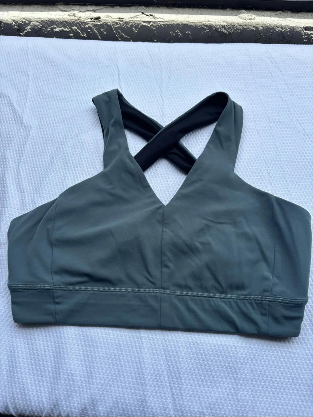 lululemon Lab Nulu Cross back  V-Neck yoga/ Sports Bra